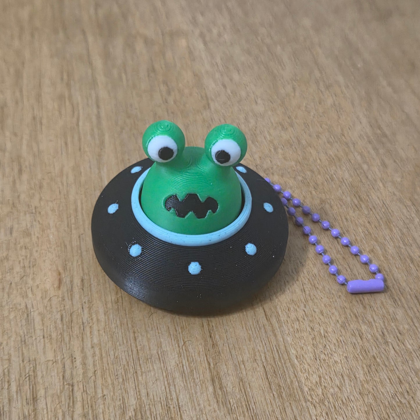 Alien UFO Fidget Clickers – Spinning Saucer Keychain Toys